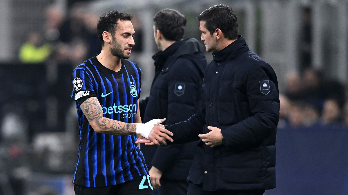 Infortunio Calhanoglu, niente esami: filtra ottimismo in casa Inter! Ecco quando può rientrare 26 Calhanoglu Chivu 1