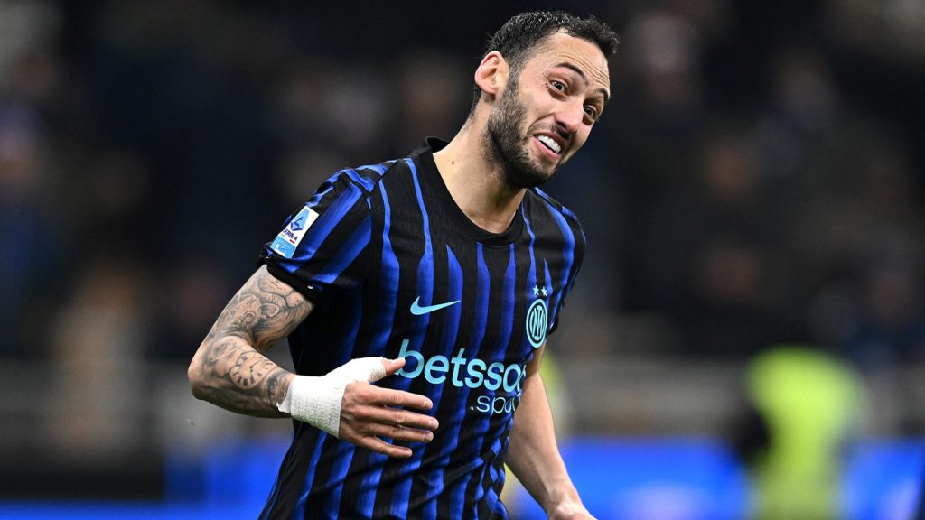 Calhanoglu incorona Chivu: «Ha portato calore e opportunità per i giovani dell'Inter». Poi torna sul passaggio in nerazzurro 1 Calhanoglu Inter Como 1