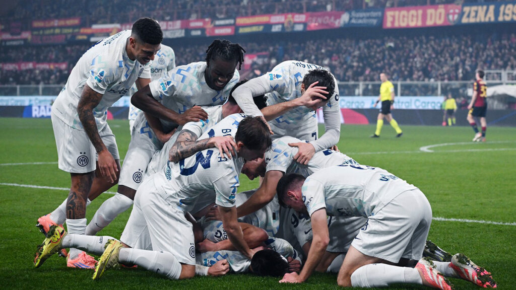 Calciomercato Inter, occasione dal Barcellona: un top player proposto ai club italiani! 1 Esultanza gol Lautaro Genoa Inter