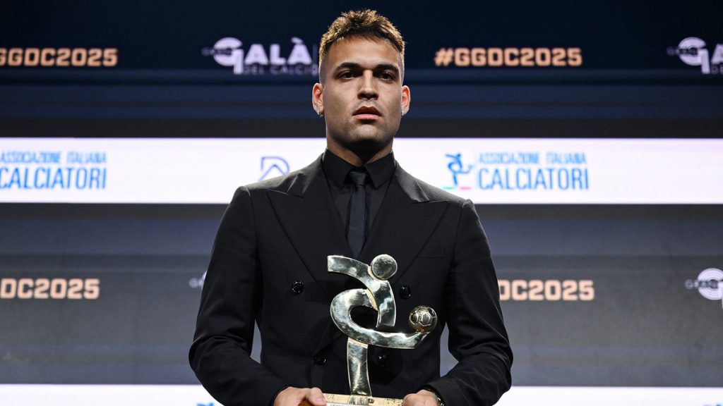 Lautaro Martinez dopo aver ricevuto il premio AIC: «Campionato italiano difficile. Ecco a chi avrei dato il riconoscimento» 1 Lautaro Gran Gala Calcio 25
