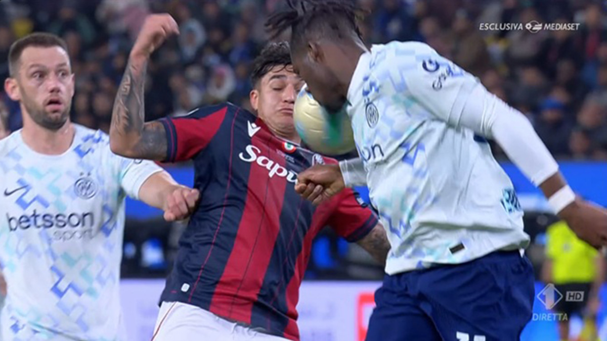 Moviola Bologna Inter, Cesari convinto: «Mani di Bisseck da rigore, sul contatto tra Heggem e Bonny ho questo pensiero» 26 mano Bisseck Bologna Inter