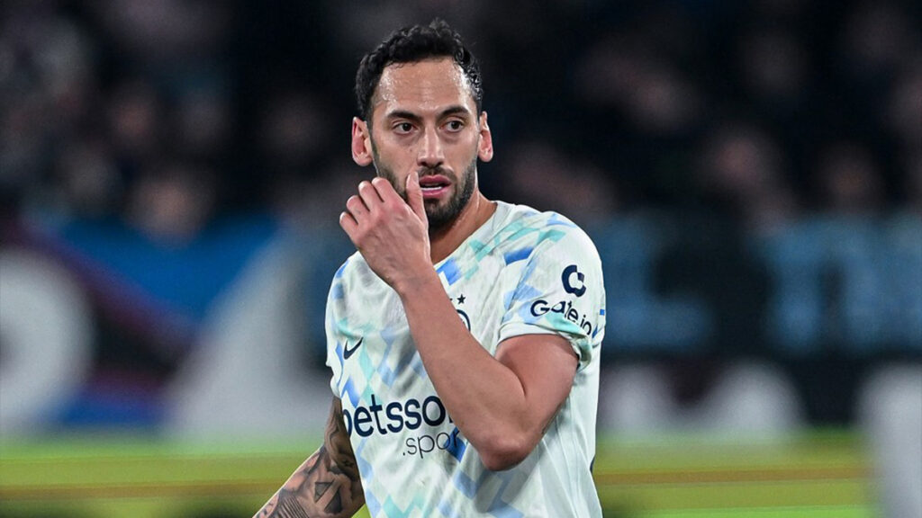 Calhanoglu Inter, quale futuro per il turco? Centrocampista al bivio: due le opzioni in vista dell'estate 1 Calhanoglu Atalanta Inter 1