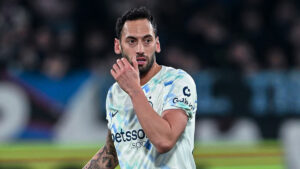 Calciomercato Inter, Oaktree prepara la rivoluzione e mette Calhanoglu davanti a un bivio clamoroso