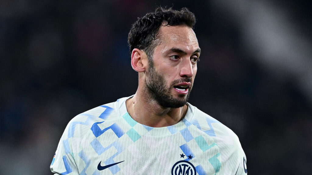 Infortunio Calhanoglu, il piano per il rientro del regista turco: l'obiettivo è la sfida contro la Juventus. Intanto arrivano novità per Dumfries... 1 Calhanoglu Atalanta Inter 2
