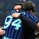 Pio Esposito Chivu abbraccio