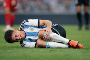 Salta il Mondiale, stagione finita: il bomber della Nazionale si è rotto il legamento
