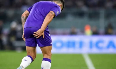 Giocatore si tiene la coscia destra dopo un infortunio muscolare