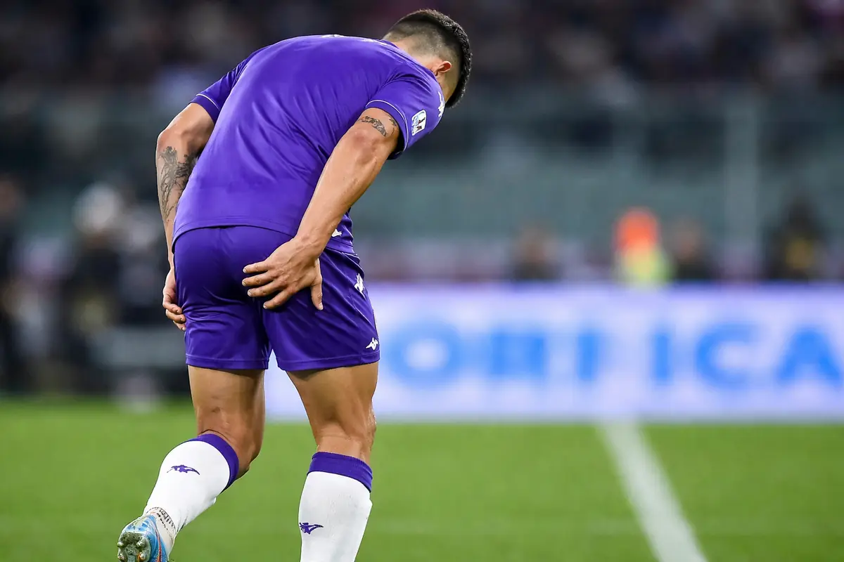 Infortunio in allenamento, la sua presenza è in dubbio per la sfida più importante della stagione: che tegola 26 Giocatore si tiene la coscia destra dopo un infortunio muscolare