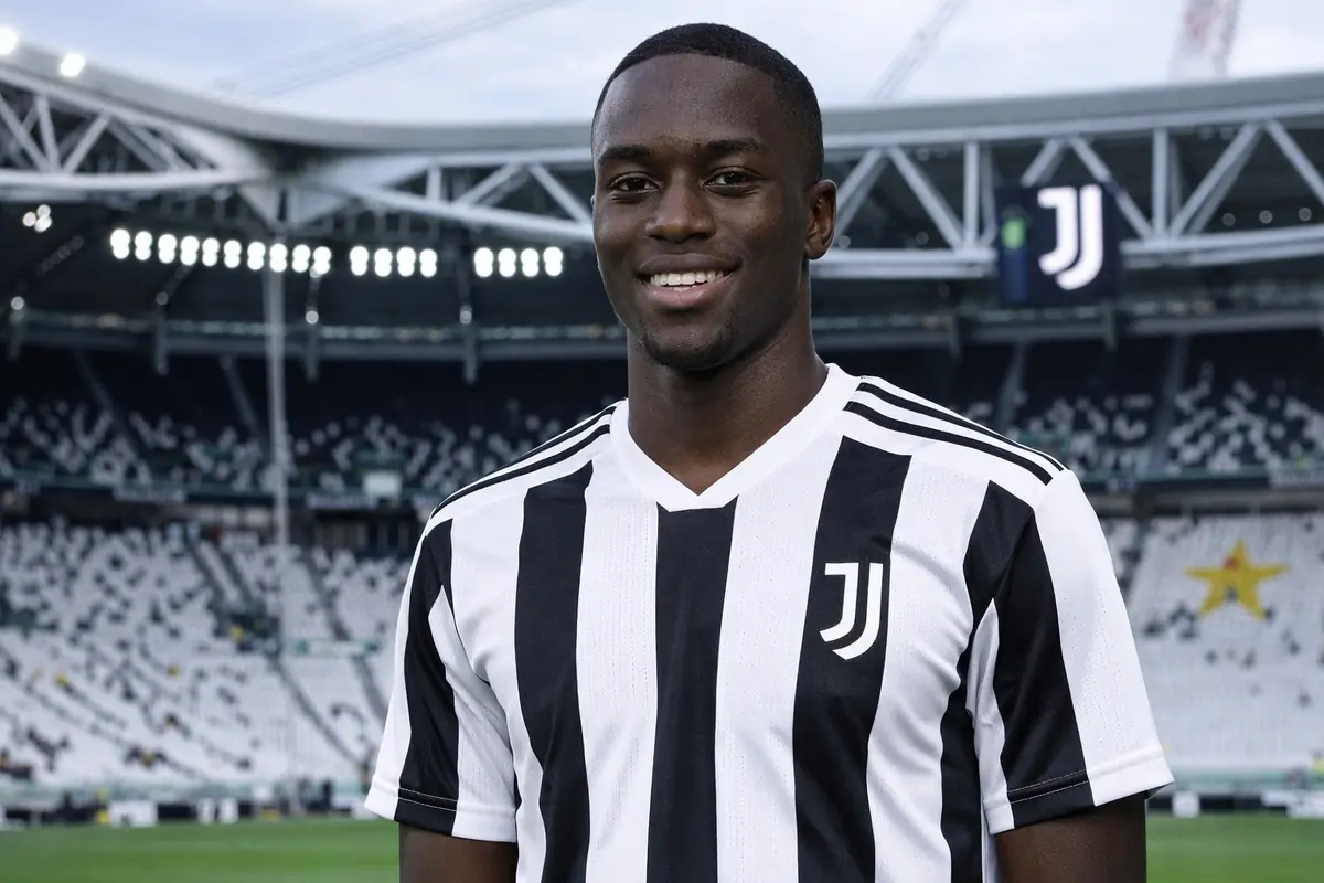 La Juventus si è pentita, lo riportano a casa dopo 6 anni e 30 milioni 26 Kayode torna alla Juve dopo 6 anni, immagine creata con l'intelligenza artificiale