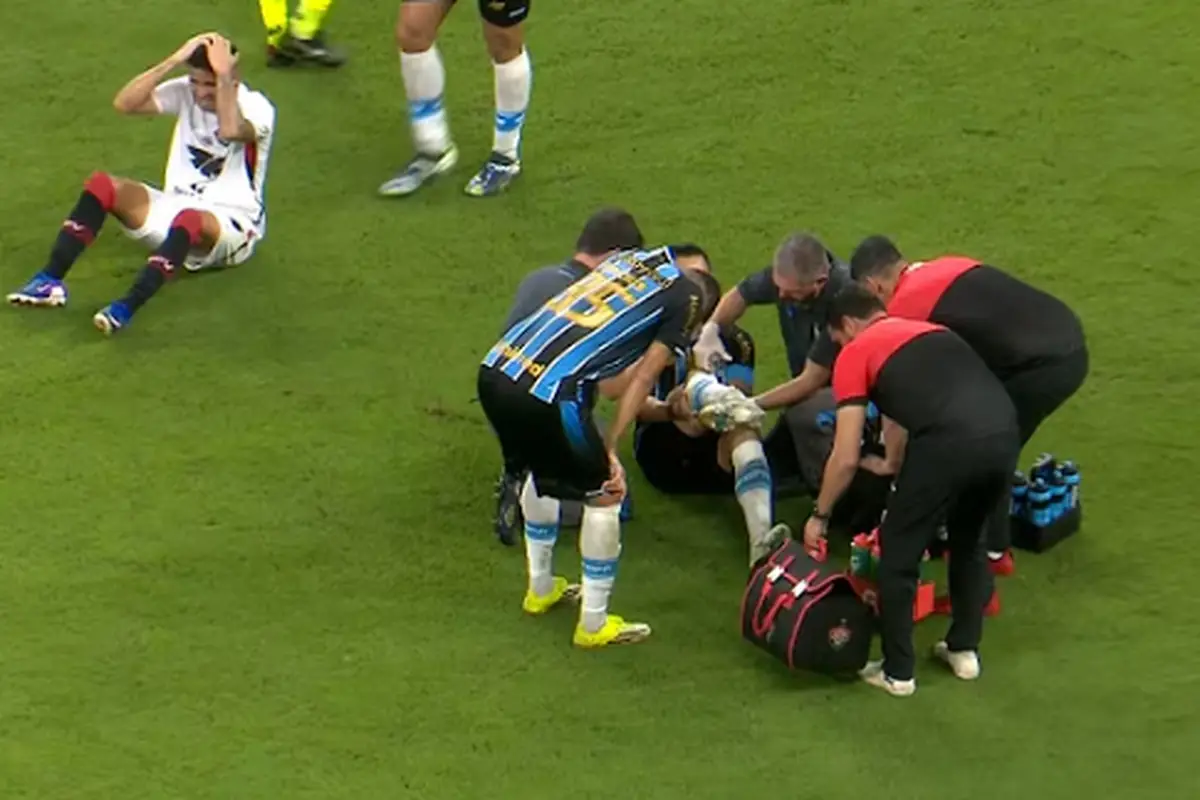 Infortunio spaventoso: si è rotto completamente la caviglia, carriera a rischio? 26 Gravissimo infortunio per Marlon del Gremio