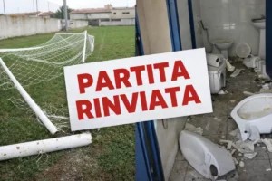 Rinviata la partita, campo e spogliatoi devastati: è successo in Italia ed è gravissimo