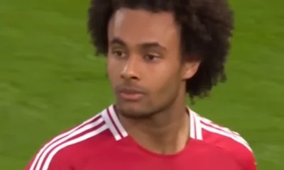 Zirkzee con la maglia del Manchester United