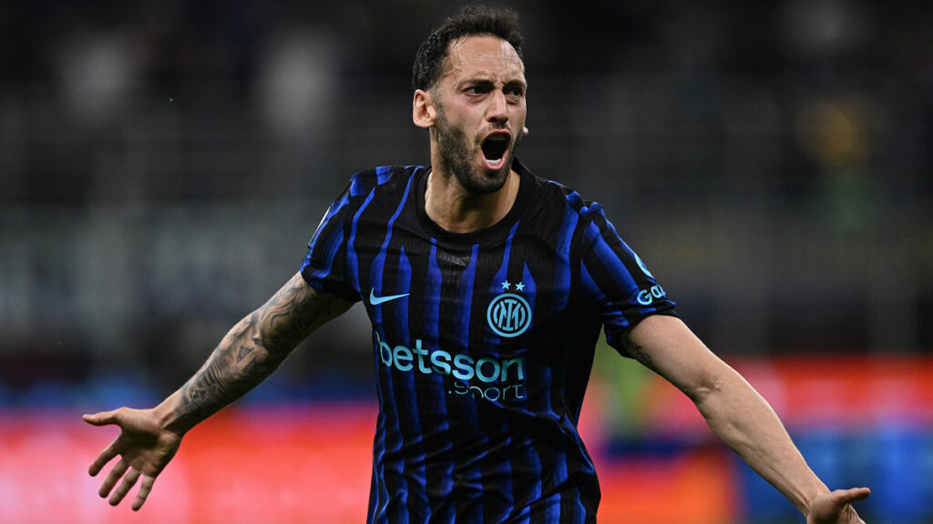 Calhanoglu e la perla da urlo contro la Roma: Acerbi incredulo, Chivu esulta con rabbia per il gol capolavoro 1 Calhanoglu Inter Roma