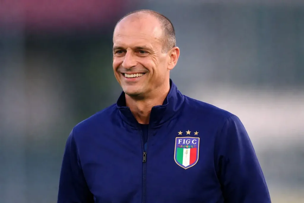 Il nuovo CT dell'Italia arriva dal Milan: Allegri può lasciare dopo 1 anno, arriva la conferma 1 Allegri con la tuta dell'Italia, immagine creata con l'intelligenza artificiale