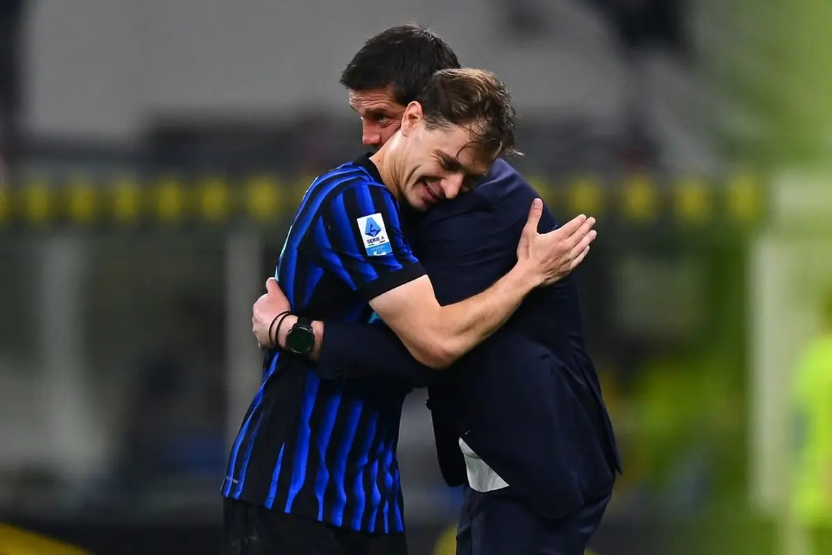 L'ex Inter pronto a tutto per Barella: spunta la cifra per la cessione 27 Barella abbraccia Chivu al momento della sostituzione