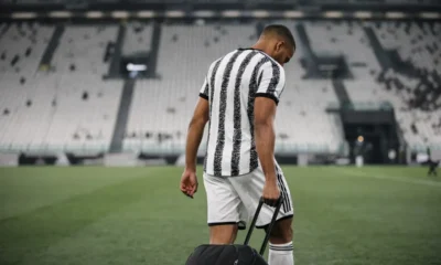 Bremer con la valigia in mano mentre lascia lo Juventus Stadium