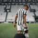 Bremer con la valigia in mano mentre lascia lo Juventus Stadium