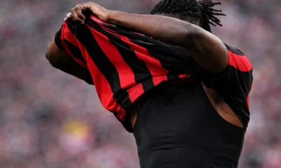 Leao si toglie la maglia del Milan
