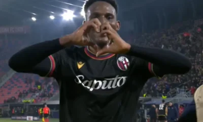 L'esultanza di Jhon Lucumi con la maglia del Bologna dopo un gol