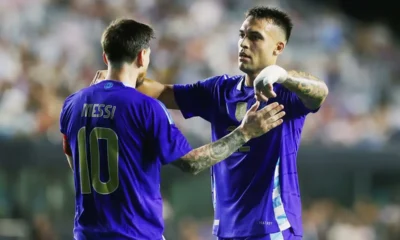 Messi e Lautaro festeggiano dopo un gol