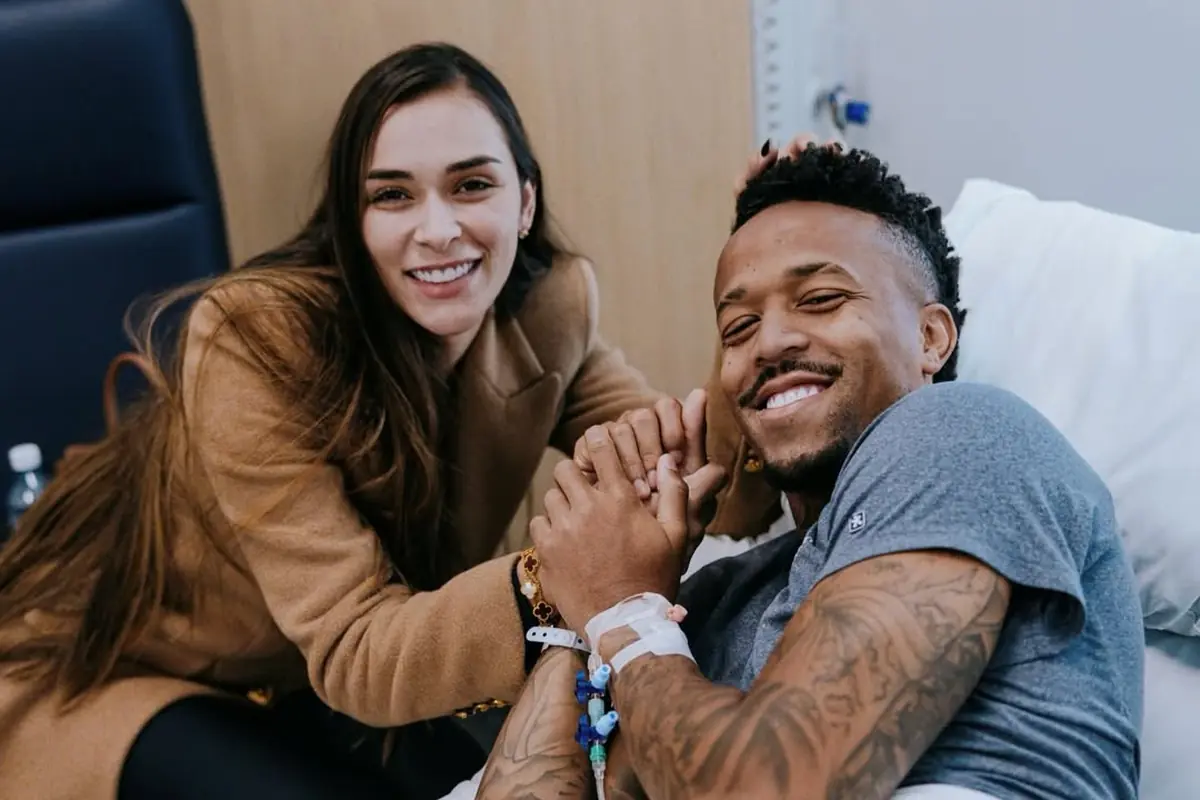 Rottura del tendine e lungo stop: addio anche ai Mondiali 27 Militao dopo l'operazione con la moglie