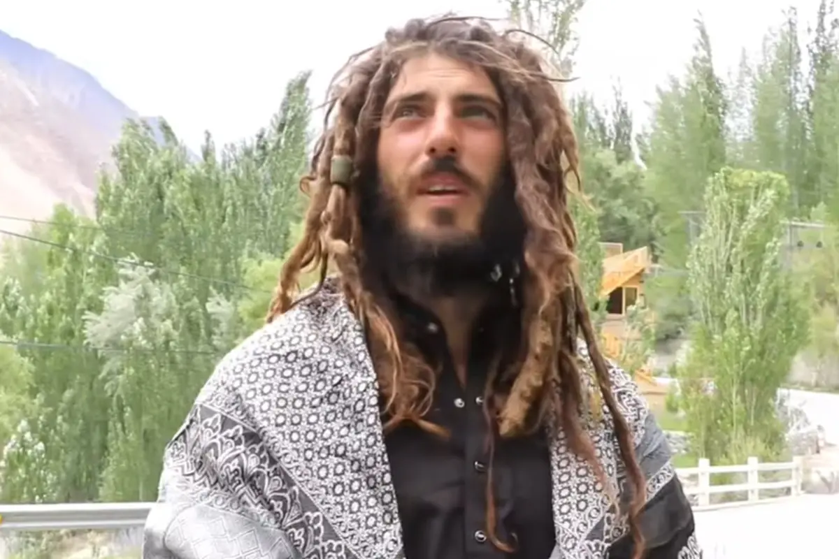 Dalla Moto2 al Pakistan a piedi nudi: la storia nascosta del famoso pilota 26 Axel Pons a piedi nudi dalla Spagna al Pakistan