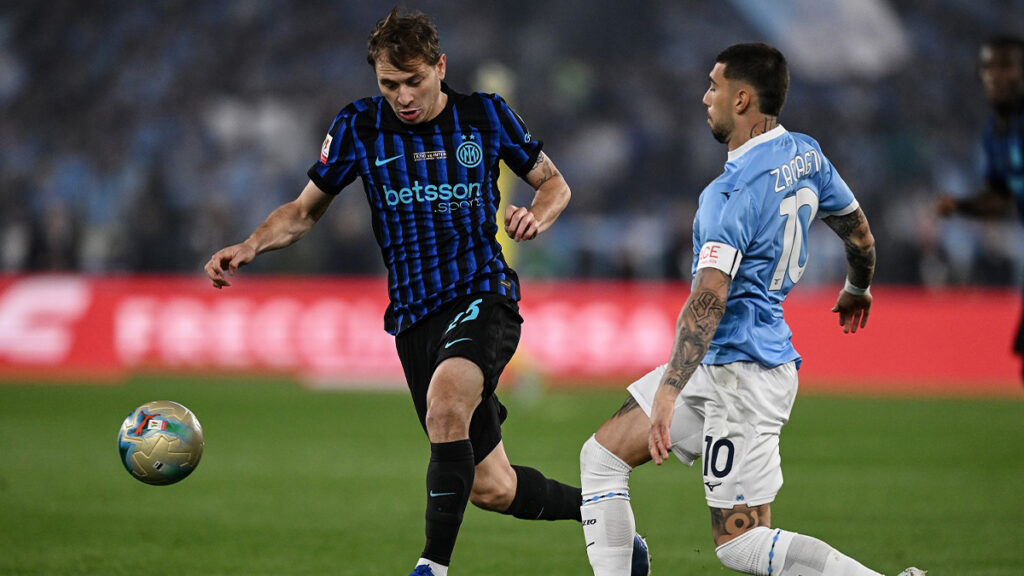 Nicolò Barella e Mazzia Zaccagni in campo durante Lazio Inter