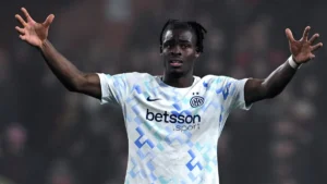 Conferenza stampa Bisseck: «Ho fatto un’ottima stagione. Mi trovo bene all’Inter»