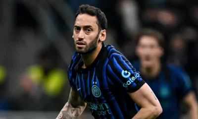 Calhanoglu inquadrato mentre corre con la prima maglia dell'Inter