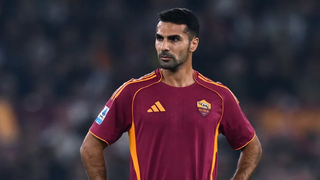 Celik, difensore Roma, inquadrato in campo