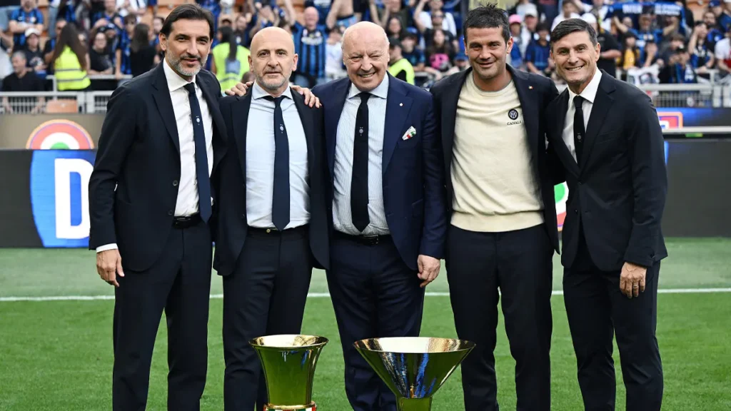 Chivu Marotta Ausilio Zanetti Baccin con le due coppe sul prato a terra