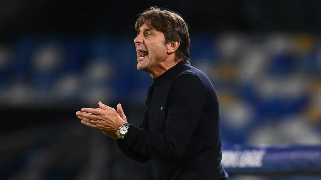 Conte lascia il Napoli: si chiude l'avventura dell'allenatore con gli azzurri 1 Antonio Conte, allenatore Napoli, applaude a bordocampo