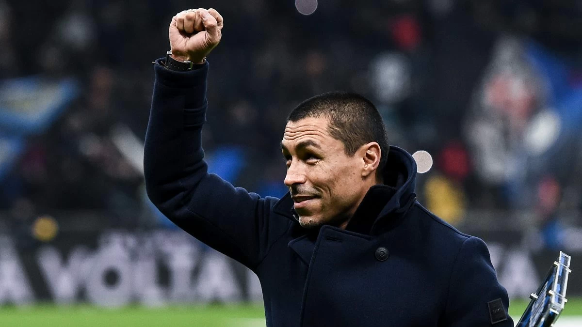 Cordoba a Sky Sport: «Coppa Italia e scudetto qualcosa di unico. Con Chivu brava la società: spero rimanga tanti anni» 26 Ivan Ramiro Cordoba, ex giocatore Inter, torna a San Siro sul campo per ricevere un premio