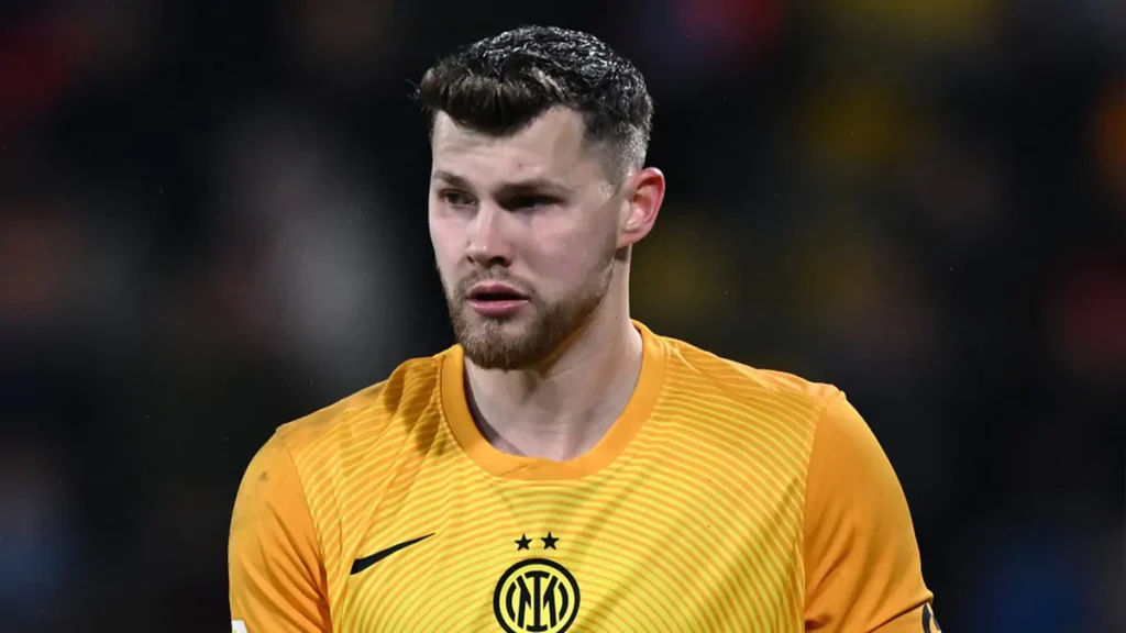 Josep Martinez inquadrato in maglia gialla dell'Inter in campo