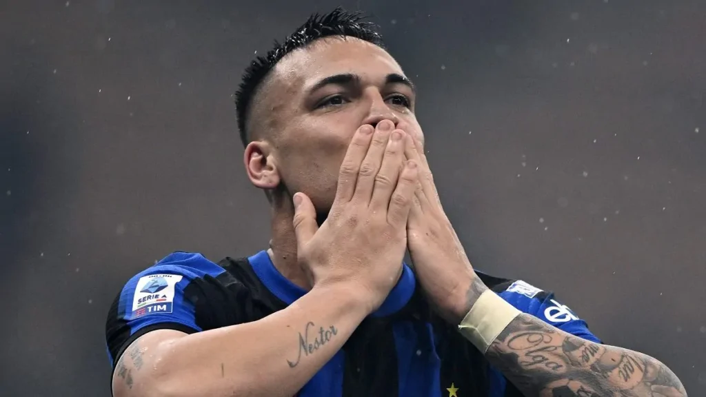 Lautaro Martinez punta i 20 gol stagionali! Chivu può fare meglio di Conte e Inzaghi 1 Lautaro Martinez, attaccante Inter, esulta con le mani sul volto per mandare un bacio