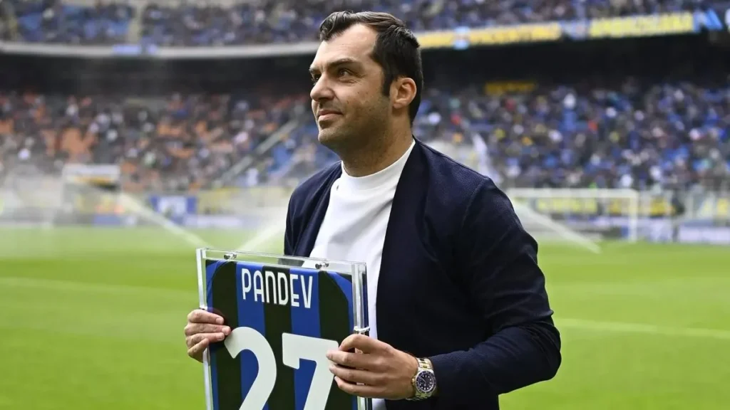 Goran Pandev a san siro riceve un premio dall'Inter