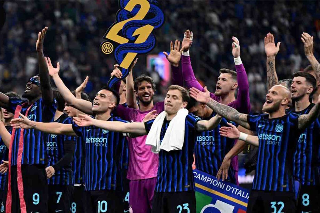I giocatori dell'Inter in festa dopo la vittoria del 21° scudetto