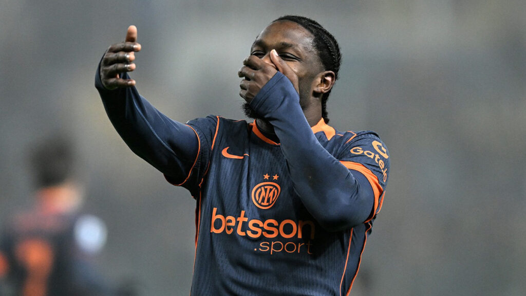 Thuram salta Lazio Inter? Chivu ha già in mento la soluzione: ecco il favorito 1 Thuram con la terza maglia dell'Inter che esulta dopo un gol