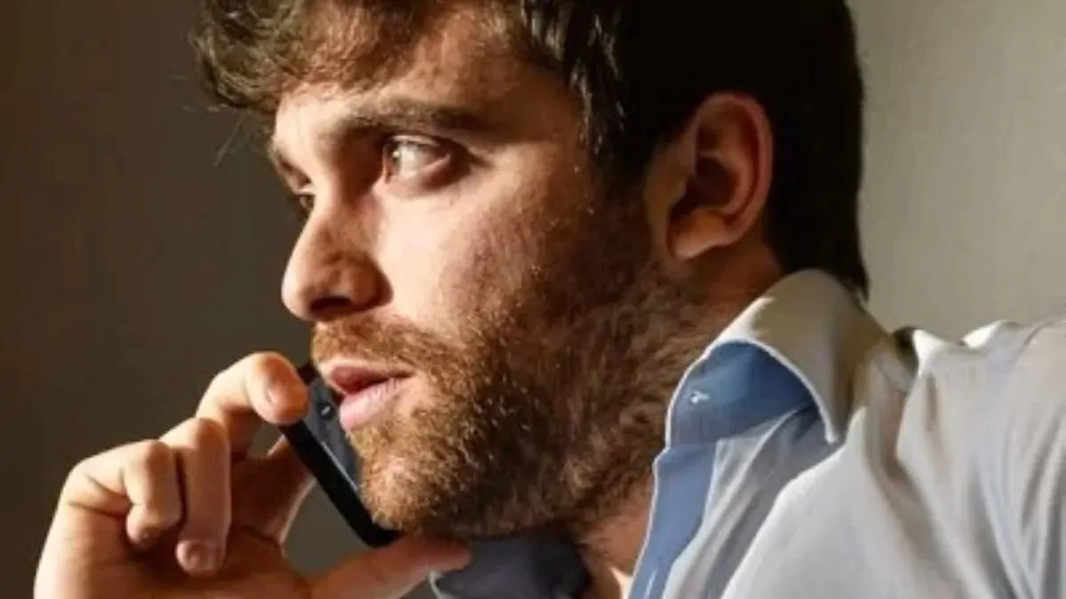 Fabrizio Romano sull'Inter: «Blitz dell'agente Zahavi in Italia...» 26 Fabrizio Romano al telefono