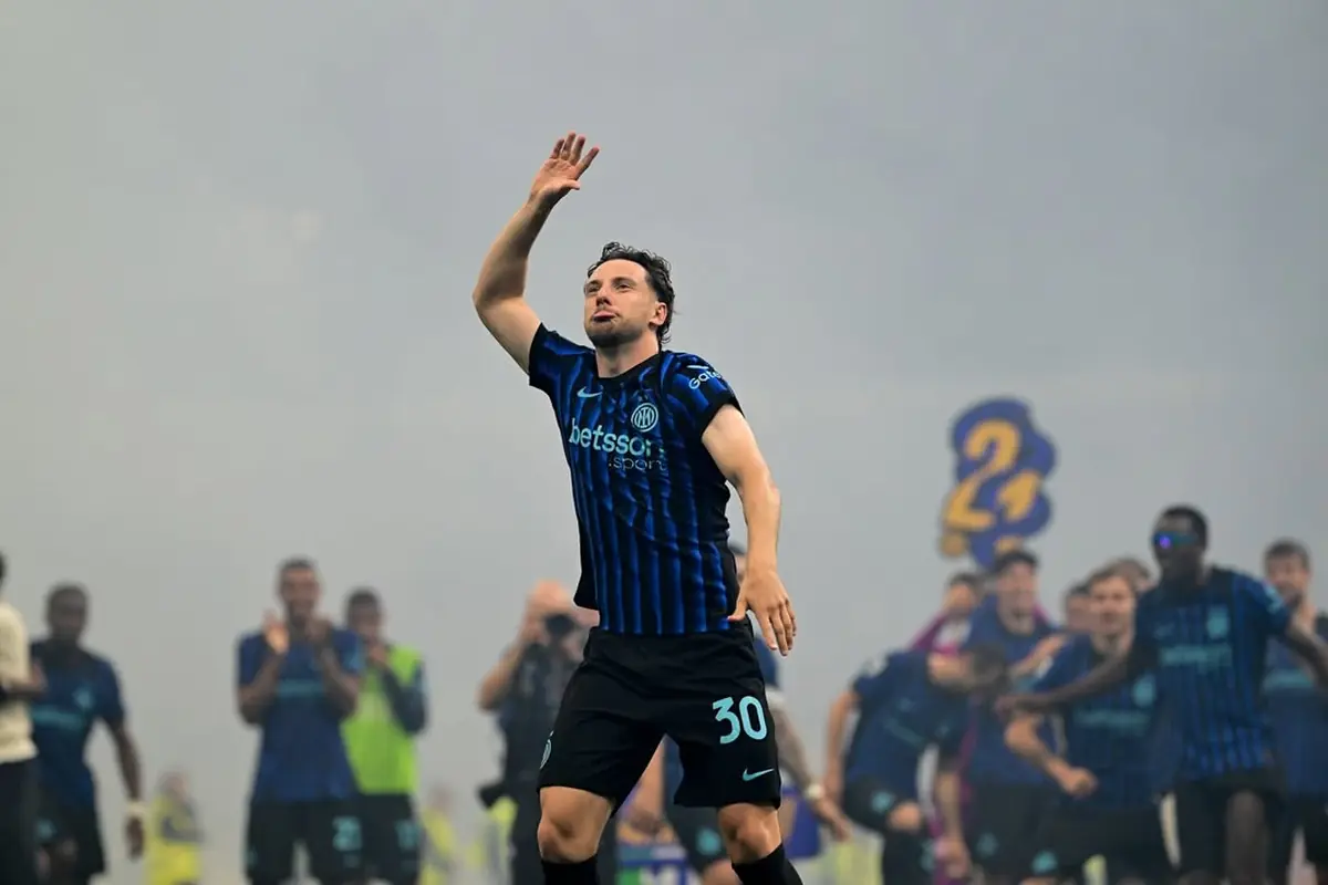 Carlos Augusto via, scambio con il Napoli: Chivu pesca il jolly 26 Carlos Augusto durante la festa scudetto