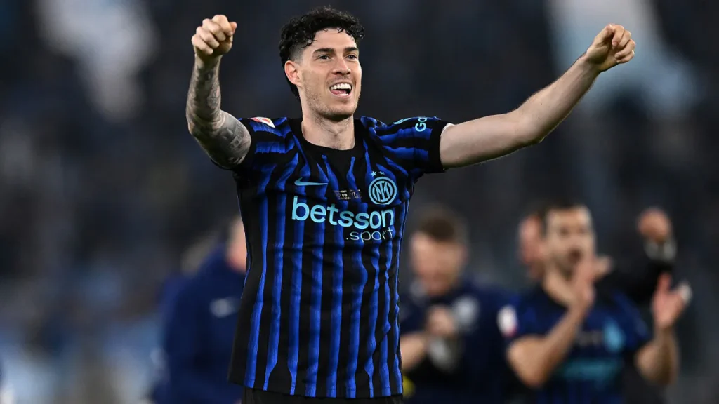 Mercato Inter, testa alla difesa: dopo i tanti rumors si punta ai rinnovi di Bastoni e Bisseck. Ecco i dettagli 1 Alessandro Bastoni, difensore dell'Inter
