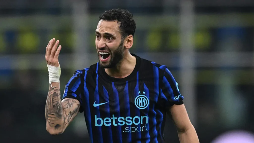 Hakan Calhanoglu, centrocampista dell'Inter