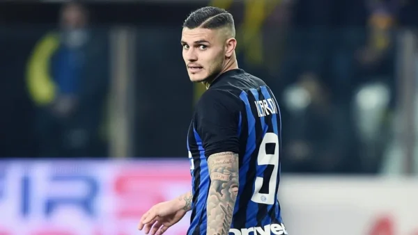 cardi girato di spalle in maglia inter