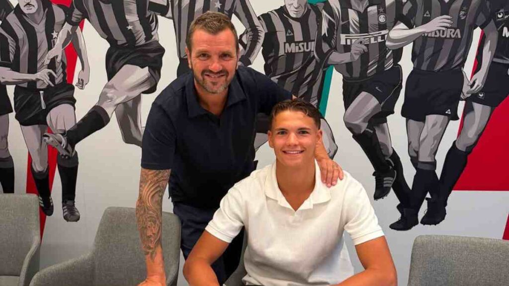 Andrea Donato firma il suo primo contratto da professionista con l'Inter