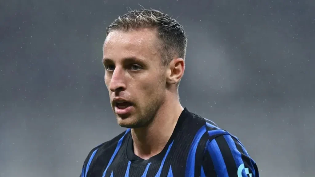 Frattesi diventa un rebus: l'Inter è pronto a cederlo ma serve tempo. Il Napoli resta alla finestra per il centrocampista 1 Davide Frattesi, giocatore dell'Inter