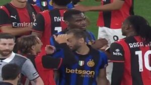 Calhanoglu mostra a Modric i capelli: i due scherzano insieme al termine del derby di Perth