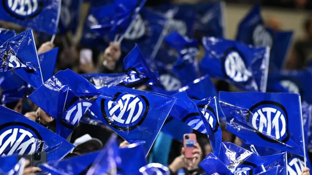 Tournée Inter, oltre cento tifosi a Perth ad accogliere Chivu e la squadra 1 tifosi inter bandierine