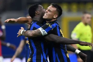 Thuram Lautaro abbraccio Inter Napoli